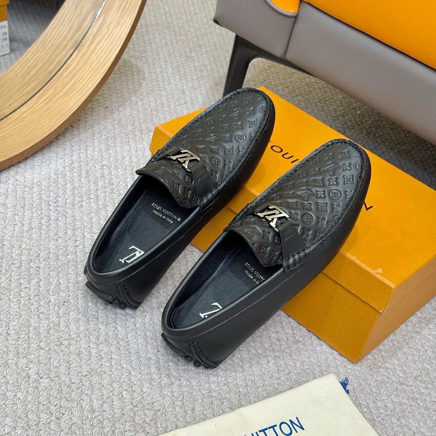 Men's men's shoes 💰420 (Yangli) LV 2⃣️0⃣️2⃣️5️⃣Spring and summer counter GLORIA series models ✈️Original factory special leather production, original last type. A classic driving slip-on casual shoe that shows an elegant style with exquisite craftsmanship details such as Monogram embossing all over the upper🌀Italian imported calfskin fabric Sheepskin foot pads➕Inside～Private mold replica sole Unique style Comfortable driving slip-on Size: 4-12 (38-46) Comes with [Counter packaging: original box, wrapping paper, card, instruction manual, shoehorn, cloth bag] No pressure to enter and leave the counter!